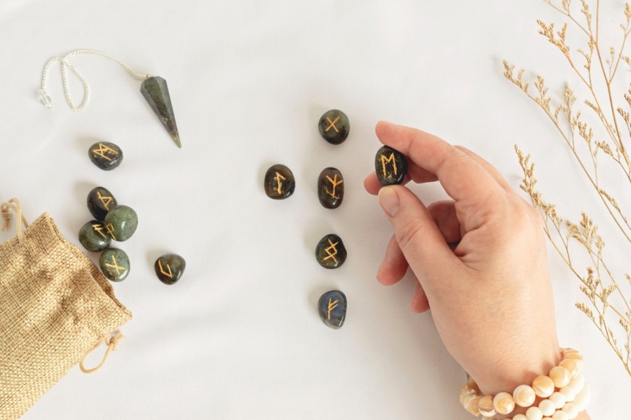Les runes divinatoires sont-elles fiables pour prédire l'avenir ?
